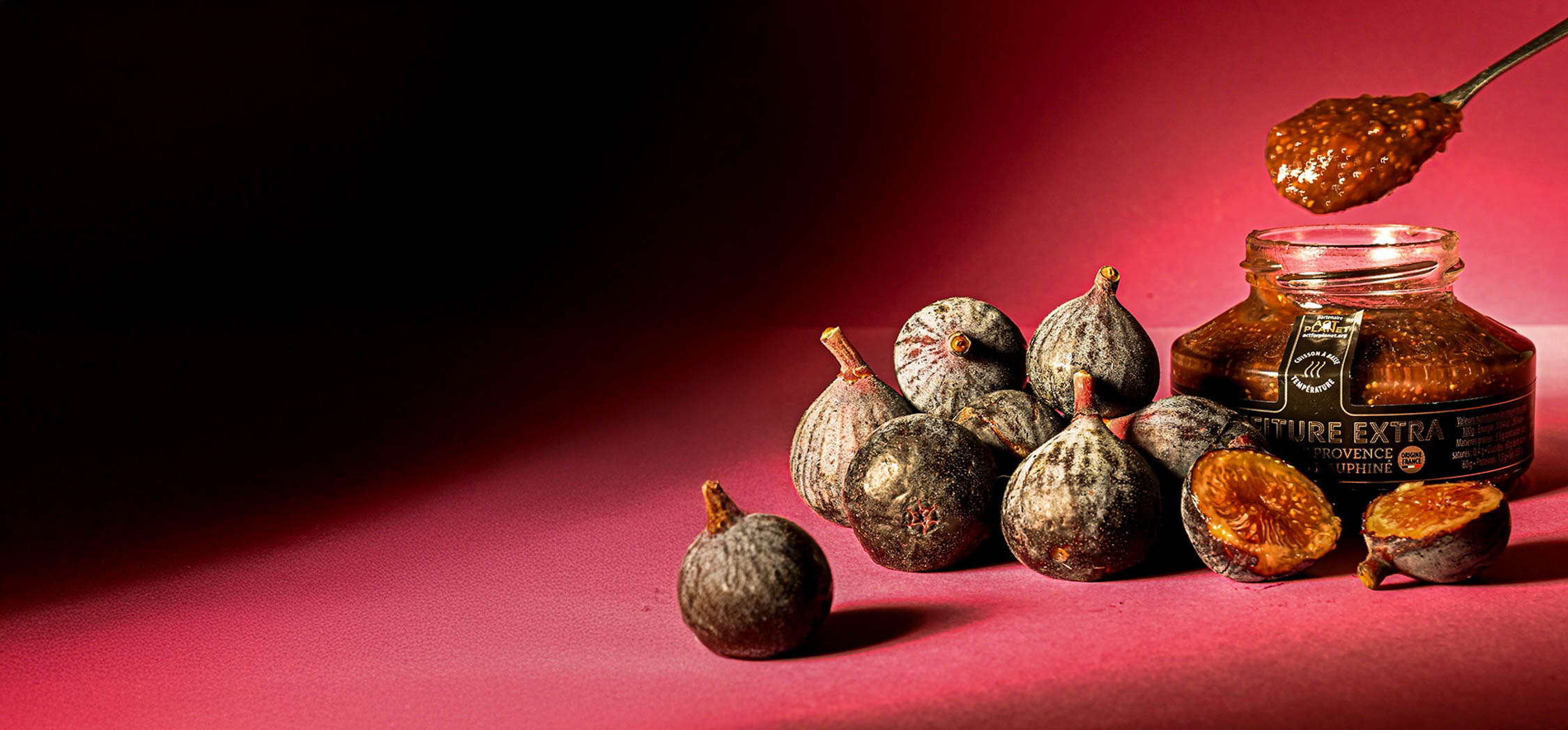 un pot ouvert de confiture de figues de Provence avec des figues fruits à côté du pot